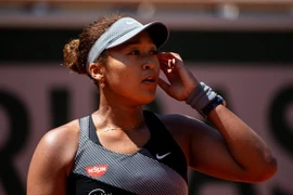 Roland Garros: Federer tốc hành vào vòng 2, Naomi Osaka bỏ giải