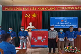 Đak Đoa: Tặng bảng quét mã QR-Code khai báo y tế cho các xã, thị trấn