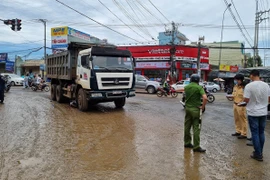 Pleiku: Va chạm giữa xe ô tô tải và xe máy, 1 học sinh tử vong