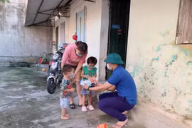 Trẻ thơ "mệt nhoài" mùa Covid (bài cuối): Cha mẹ cần đồng hành, chia sẻ với con