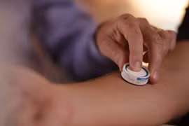 Thử nghiệm miếng dán vaccine ngừa COVID-19 cho kết quả ấn tượng