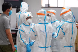 Đây là lúc nắm chặt tay nhau