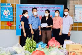 Tiếp nhận hàng hóa thiết yếu ủng hộ công tác phòng-chống dịch Covid-19