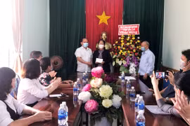 Phó Bí thư Tỉnh ủy Rah Lan Chung thăm, chúc mừng Ban đại diện Hội Người cao tuổi tỉnh