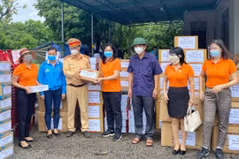 Cộng đồng doanh nghiệp san sẻ yêu thương với người nghèo