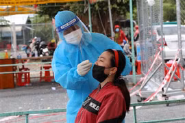 Tối 12/10, số ca mắc mới Covid-19 và ca tử vong giảm mạnh