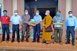 Chư Sê tặng 500 suất quà cho người dân khó khăn do ảnh hưởng dịch Covid-19