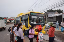 Hơn 500 người đi bộ về quê qua Bình Phước, tìm đường về các tỉnh Tây nguyên