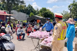 Gia Lai: Gần 2.000 suất cơm hỗ trợ bà con về từ vùng dịch