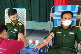 Cán bộ, chiến sĩ Tiểu đoàn Thông tin 29 hiến máu tình nguyện