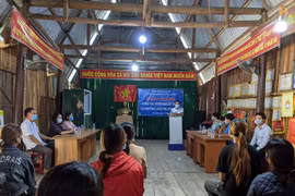 Khai giảng lớp dạy nghề dệt thổ cẩm tại làng Hway