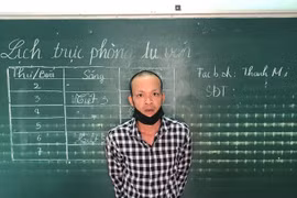 Đang đánh mẹ ruột, vào nhà dùng dao chém tiếp bảo vệ dân phố khi bị can thiệp