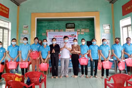 Mang Yang tặng 50 giỏ nhựa đi chợ cho người dân làng Rỏh