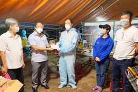 Phó Chủ tịch UBND tỉnh Hồ Phước Thành thăm, tặng quà chốt kiểm soát phòng-chống dịch Covid-19 trên tỉnh lộ 668