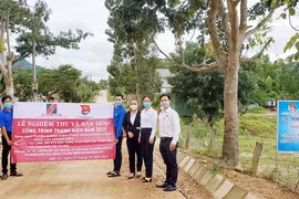 Đak Pơ: Trồng cây xanh và thắp sáng đường làng