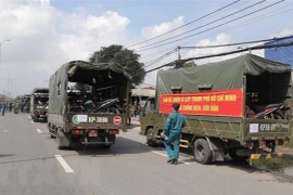 Bộ Tư lệnh Thành phố Hồ Chí Minh phối hợp đưa người dân về quê an toàn