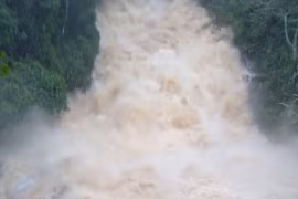 Đường trôi, cầu gãy do nước lũ cuồn cuộn đổ về Kon Tum