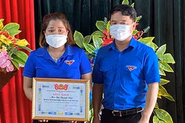 Tặng bằng khen gương người tốt việc tốt cho chị Hà Thị Thanh Việt