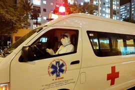 Chàng trai tình nguyện lái xe cứu thương suốt mùa dịch