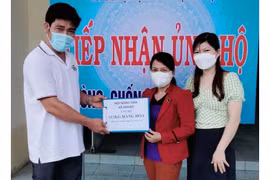 Nông dân gửi tấm lòng qua bó rau, ký gạo