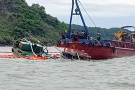 Chìm tàu chở dầu do va phải đá ngầm, 2 người thương vong