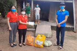 Đak Pơ: Tặng quà cho công dân khó khăn sau khi thực hiện cách ly tập trung
