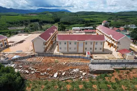 Trường học mới sử dụng 2 tháng ở Đắk Lắk bị đổ sập bức tường lớn