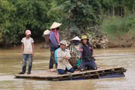 Dùng bè vượt suối đi làm rẫy