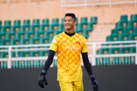 B.Bình Dương chiêu mộ thủ môn cao nhất làng bóng đá Việt Nam?