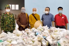 Chư Sê: Tổ chức chương trình "Nấu cơm từ thiện" hỗ trợ người dân khu cách ly tập trung