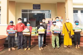 Gia Lai: Tặng quà cho người nghèo, học sinh khó khăn