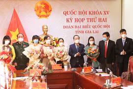 Trưởng đoàn đại biểu Quốc hội tỉnh Gia Lai Châu Ngọc Tuấn chúc mừng nữ đại biểu nhân Ngày Phụ nữ Việt Nam 20-10