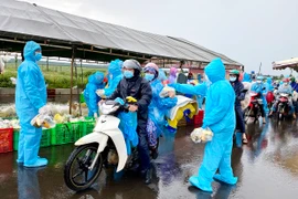 Gia Lai: Hơn 230 triệu đồng và hàng trăm suất quà hỗ trợ người dân từ vùng dịch về địa phương