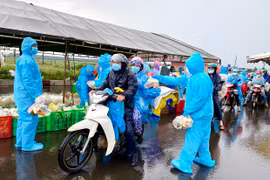 Gia Lai: Hơn 230 triệu đồng và hàng trăm suất quà hỗ trợ người dân từ vùng dịch về địa phương