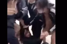 Xôn xao clip một nữ sinh bị nhóm bạn liên tục giật tóc, đạp vào mặt