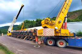 Lật xe chở thiết bị điện gió ở đèo An Khê