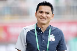 Động thái "lạ" của HLV Kiatisak tại HAGL: Đôn 15 cầu thủ trẻ lên đội 1