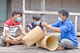 Thanh niên Plei Ktoh duy trì nghề đan lát truyền thống