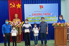 Tỉnh Đoàn Gia Lai trao 10 máy tính bảng cho học sinh khó khăn