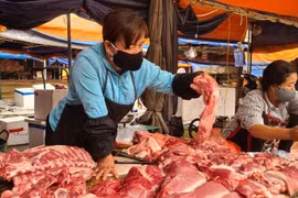 Ai 'ăn dày' trên giá thịt heo?