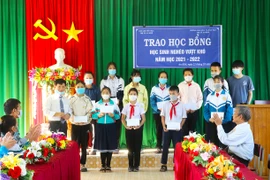 Gia Lai: Tặng hàng trăm suất học bổng cho học sinh nghèo vượt khó học giỏi