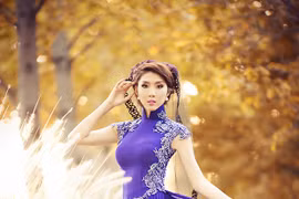 Ngọc Quyên diện áo dài tím trên đất Mỹ