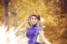 Ngọc Quyên diện áo dài tím trên đất Mỹ