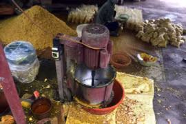 Phát hiện cơ sở trộn lưu huỳnh vào củ riềng xay nhỏ bán ra chợ