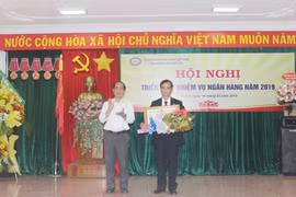 Giám đốc Ngân hàng Nhà nước Gia Lai nhận Huân chương Lao động