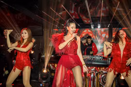 Maya mặc xuyên thấu 'bỏng mắt' biểu diễn chào năm mới 2019