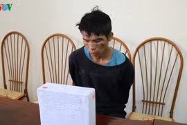 Đối tượng mang 4 bánh heroin dùng hung khí chống trả trinh sát