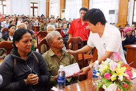 Mang Tết đến với người nghèo biên giới