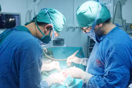 Phẫu thuật thành công cho bệnh nhân mắc 3 loại ung thư
