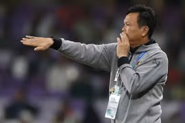 Tuyển Thái Lan gặp rắc rối vì HLV Sirilak chưa có bằng HLV?